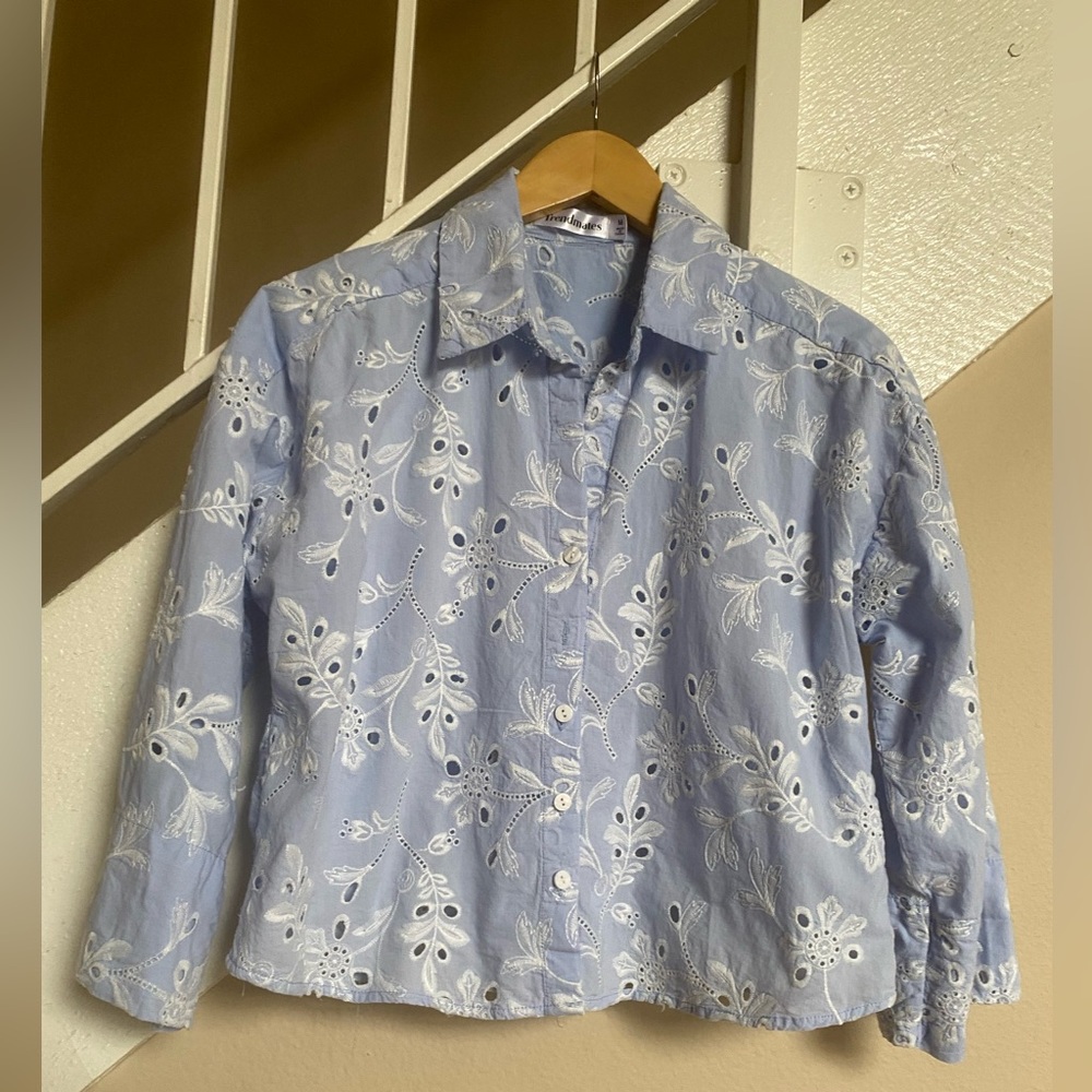 Blue and White Floral Button Down Shirt eyelet embroydered
3/4 slevess